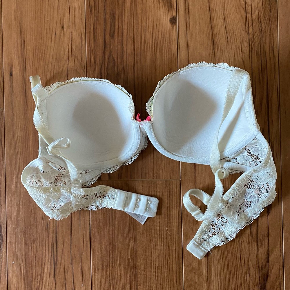 VICTORIAS SECRET Green and White Lace Bra - Picture 2 of 2